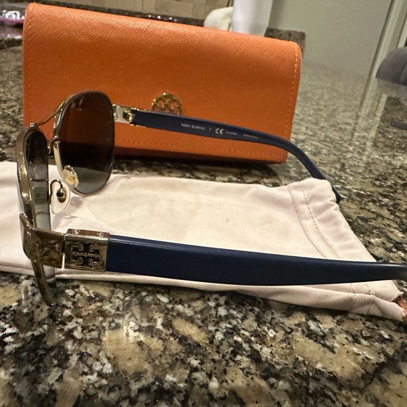 ❤️SOLD❤️Tory Burch Aviator Sunglasses - Picture 3 of 5